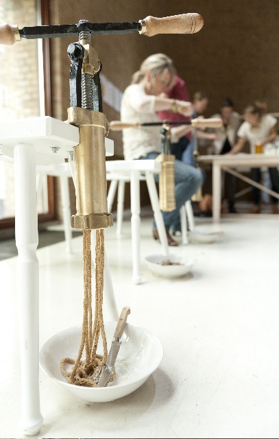 Pasta Herbarium: una installazione interattiva a base di pasta ed erbe per la mostra De Etende Mens presso il Designhuis di Eindhoven, (giugno 2012) Photo credit: Lizzy Kalisvaart